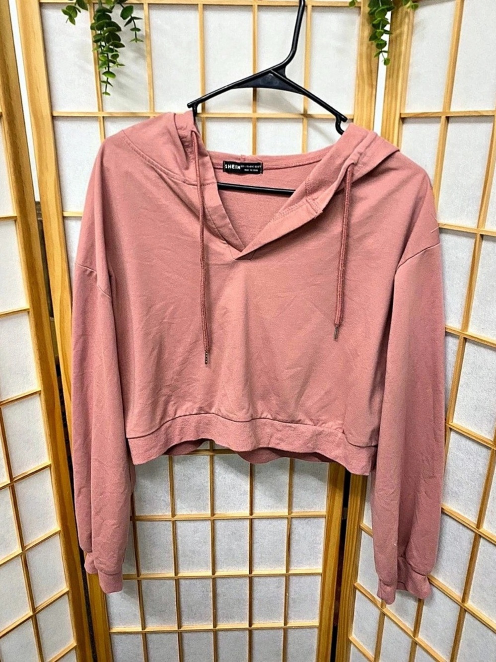 SHEIN EZwear Solid Drop Shoulder Crop Hoodie Pink